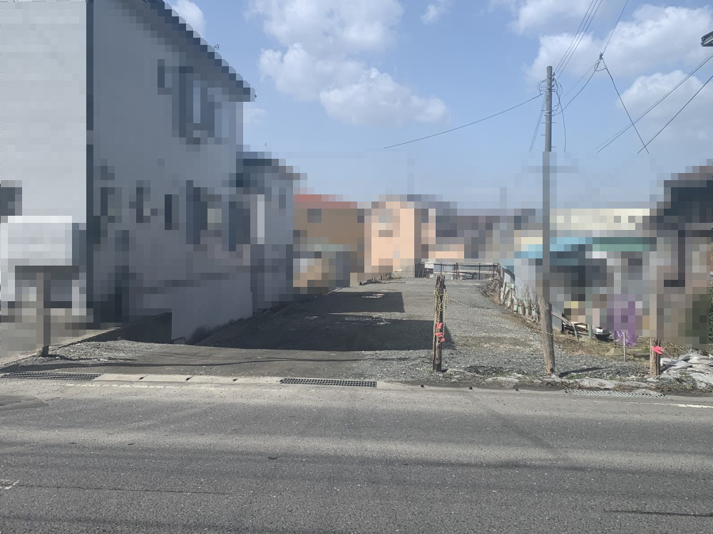 目の前にバス停、コンビニあり。縦長ですが敷地が広いので、駐車場、お庭がたっぷりとれます。