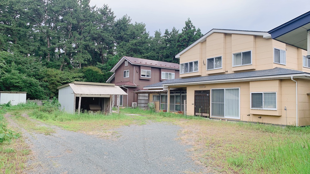 【三沢市淋代】広い土地の中に住宅が2棟、小屋付き。現況での販売です。多世帯や大家族、事業用としてもいかがでしょうか。