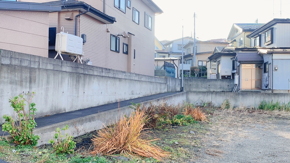 国道104号線まで徒歩1分、バス停「報恩会館根城前」「馬場」まで徒歩4分の立地です